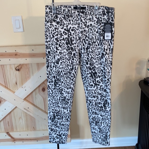 Hudson Jeans
Barbara High-Rise Leopard Skinny Jeans - Picture 8 of 9